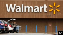 Prodavci pune prtljažnike svojih automobila nakon kupovine u Walmartu, Pittsburgh, 22. febraura 2018.