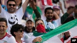 Penggemar sepak bola Iran menjelang pertandingan sepak bola grup B Piala Dunia antara Inggris dan Iran di Stadion Internasional Khalifa di Doha, Qatar, Senin, 21 November 2022. (AP / Alessandra Tarantino)
