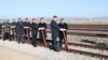 Para pejabat pemerintah kedua Korea ikut serta dalam upacara peletakan batu pertama pembangunan jalur kereta api yang menghubungkan kedua negara di Stasiun Panmun, Kaesong, Korea Utara, Rabu (26/12).