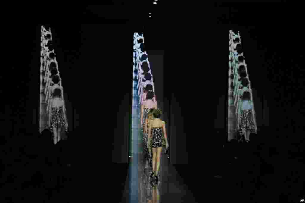 Para model mengenakan kreasi sebagai bagian dari koleksi Dolce&amp;Gabbana Musim Gugur/Dingin 2025-2026 yang dipersembahkan di Milan, Italia. (AP)&nbsp;