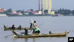 دو شهروند افغان در حال عید مبارکی پس از نماز عید