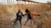 Migranti prelaze rijeku Rio Bravo kako bi se predali i zatražili azil u El Pasu u Teksasu, SAD, kako se vidi iz Ciudad Juareza u Meksiku 1. februara 2021. godine.