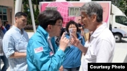 食物及卫生局局长高永文与一位长者辩论 （苹果日报图片） 