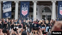 L'équipe de football féminine des États-Unis saluant les fans lors d'une cérémonie à l’hôtel de ville de New York après avoir remporté la Coupe du Monde 2019, 10 juillet 2019. (Vincent Carchietta/USA Today Sports)
