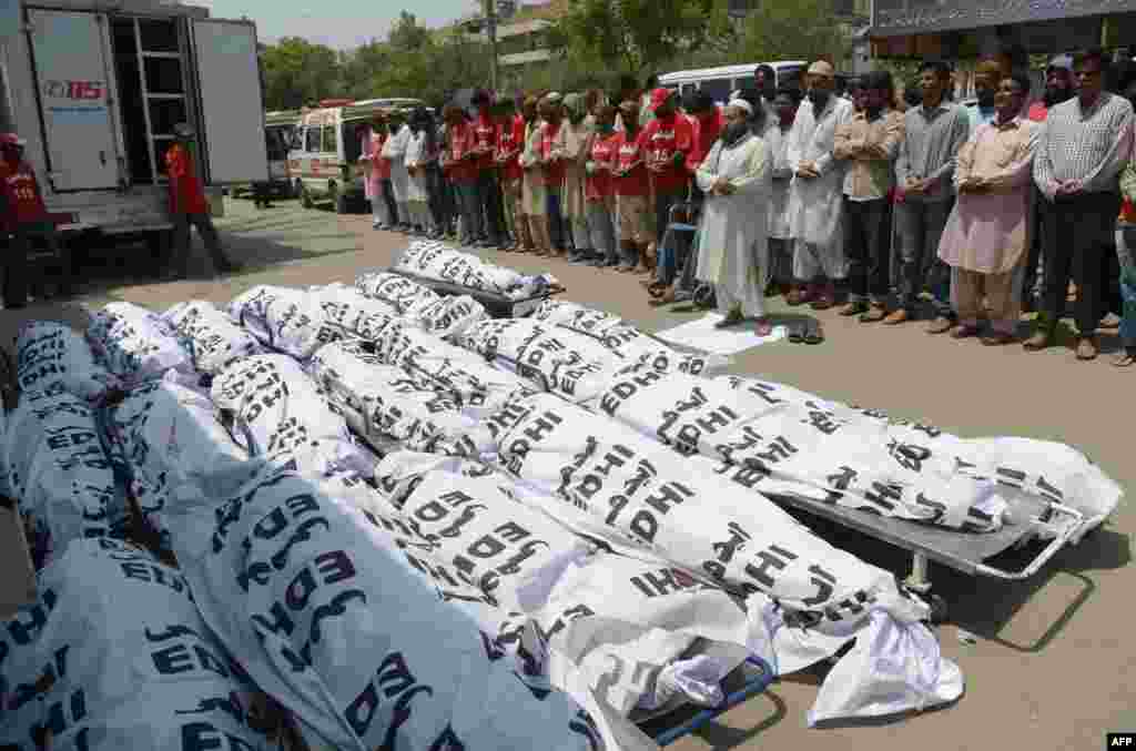 Pakistani Edhi charity volunteers offer funeral prayers for unclaimed heatwave victims in Karachi. More than 1,000 people have died as a result of days of scorching temperatures in southern Pakistan, with the sprawling metropolis Karachi the worst affected.