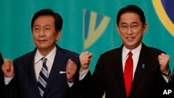 Ketua Partai Demokrat Konstiusional Yukio Edano (kiri) bersama Ketua LDP PM Jepang Fumio Kishida pada acara debat pemilu di Tokyo (18/10). 