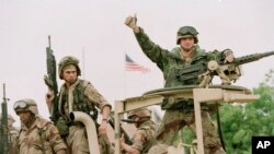 Des soldats américains à bord d’une camionnette à la réouverture de l’ambassade des Etats-Unis à Mogadiscio, Somalie, 10 décembre 1992