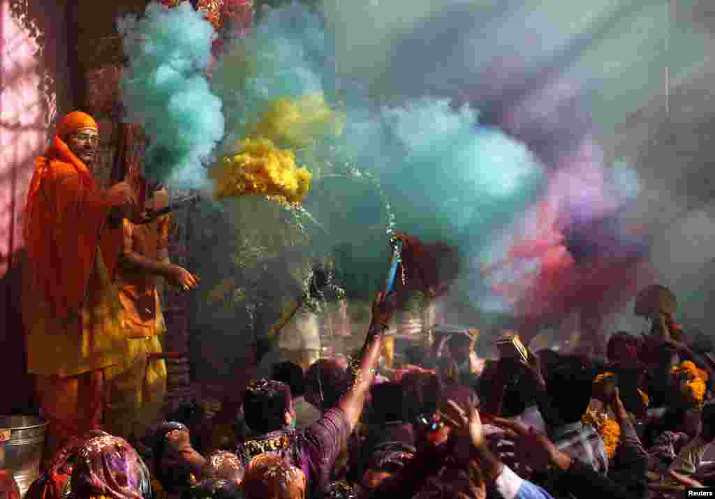 Pendeta Hindu melakukan upacara keagamaan &#39;Holi&#39; atau &#39;Festival Warna&#39; terhadap ummat Hindu di Uttar Pradesh. India.&nbsp;