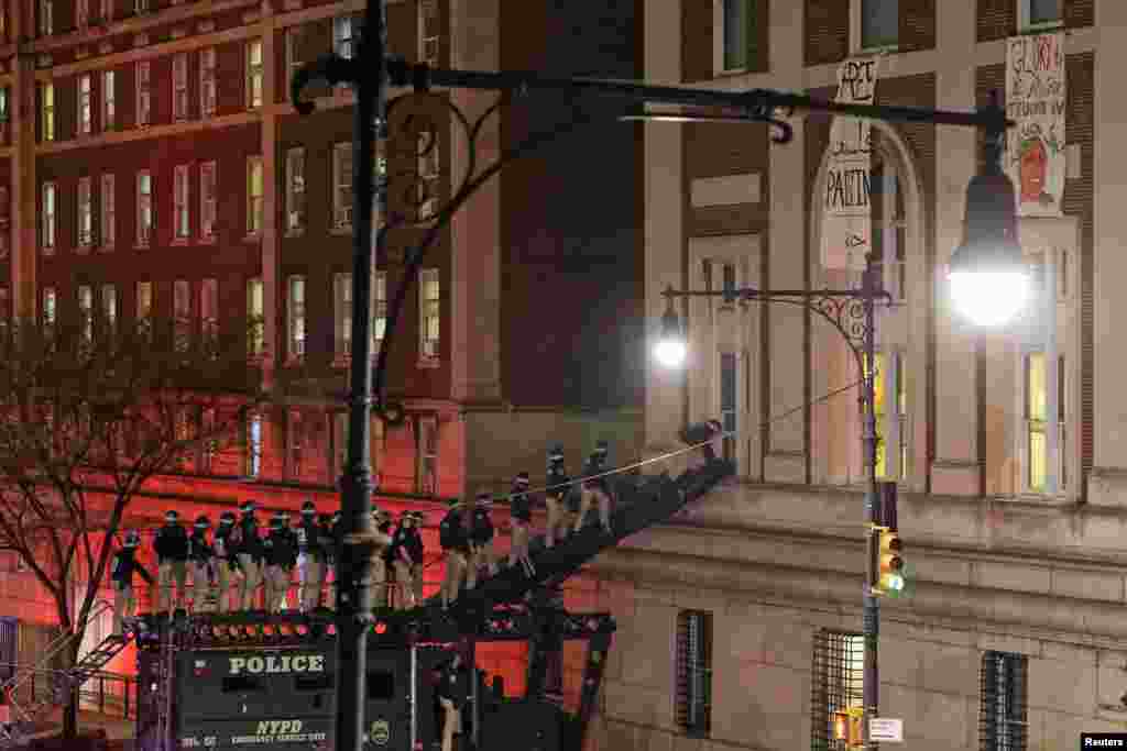 Police use a special vehicle to enter Hamilton Hall which was occupied by protesters, as other officers enter the campus of Columbia University, during the ongoing conflict between Israel and the Palestinian Islamist group Hamas, in New York City, April 30, 2024.