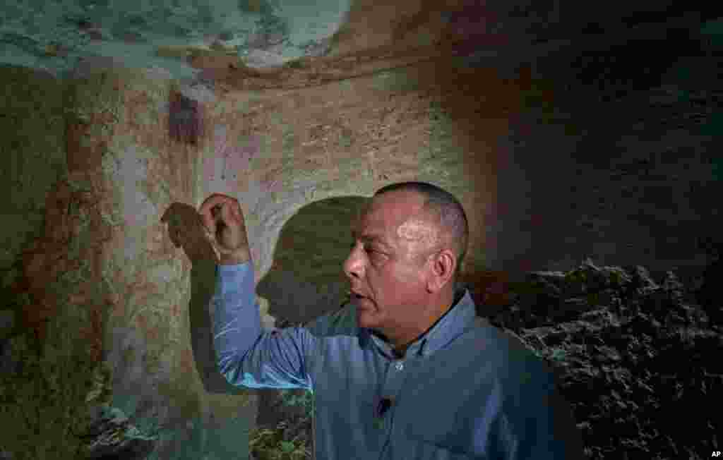 Dr. Mostafa Waziri, Secretary-General of the Supreme Council of Antiquities points to recent excavation work inside the tomb known as TT286. The tomb dates to the 20th Dynasty and belongs to Niay, who was the Scribe of the Table. (Photo: H. Elrasam)