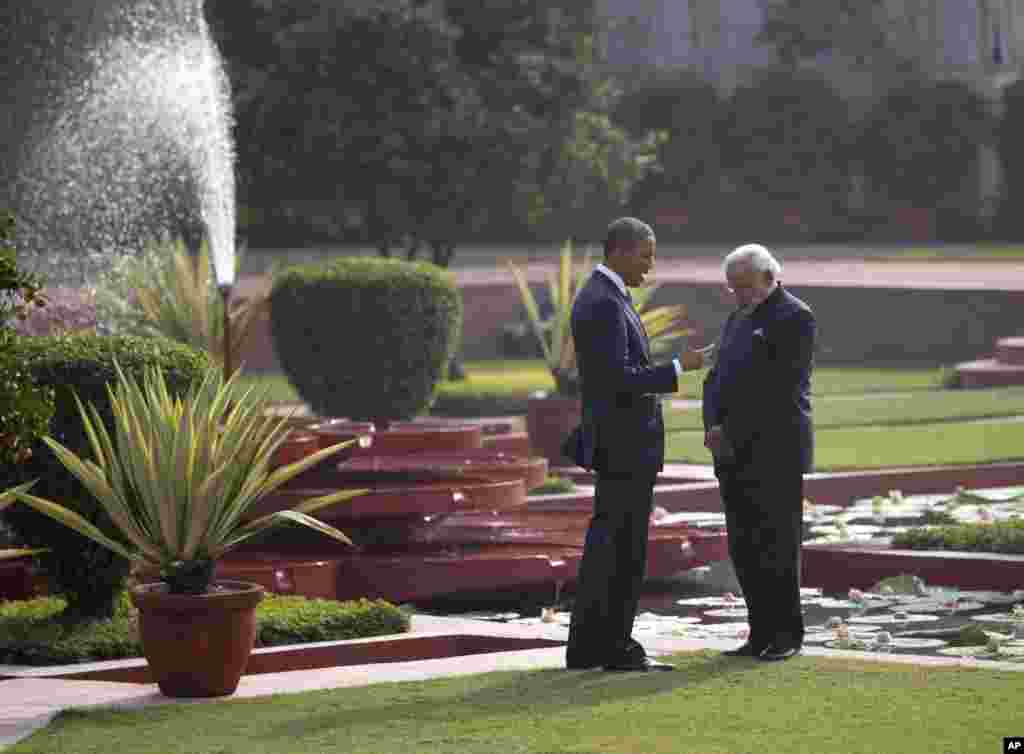Presiden Barack Obama dan Perdana Menteri India Narendra Modi berbincang-bincang di taman di Hyderabad House di New Delhi (25/1).
