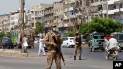Pasukan Pakistan yang didukung oleh sejumlah helikopter menewaskan sedikitnya sembilan anggota sebuah kelompok terlarang setelah kelompok itu dilaporkan menculik. (Foto: AP)