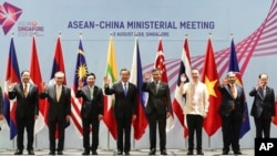 ASEAN and China foreign ministers pose for a photo ahead of the ASEAN-China Ministerial Meeting on the sidelines of the 51st ASEAN Foreign Ministers Meeting in Singapore, Aug. 2, 2018. 