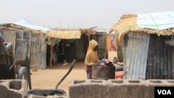 Une femme dans le camp informel de Yawuri à la périphérie de Maiduguri, capitale de l'État de Borno, le 29 mars 2021.