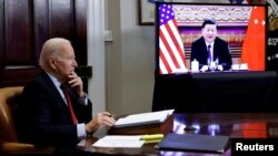 Presiden AS Joe Biden melakukan pembicaraan video dengan Presiden China Xi Jinping dari Gedung Putih, Washington DC, 15 November 2021 lalu (foto: dok). 