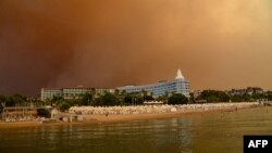 Dim iznad hotelskog kompleksa u blizini grada Manavgat, nastao od velikih šumskih požara na jugu Turske, 29. juil 2021.
