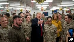 Presiden Donald Trump dan Ibu Negara Melania Trump, mengunjungi anggota militer di ruang makan Pangkalan Udara Al Asad, Irak, Rabu, 26 Desember 2018.