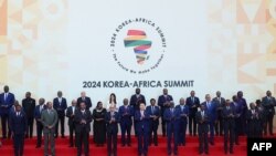 Viongozi wa nchi na serikali za Afrika wapigwa picha ya pamoja na Rais wa Korea Kusini Yoon Suk Yeol mjini Seoul.