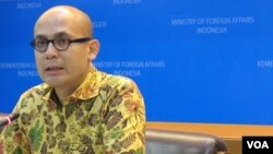 Juru bicara Kementerian Luar Negeri, Arrmanatha Nasir memberikan keterangan di Jakarta (VOA/Fathiyah).