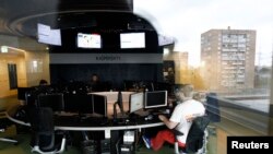 Mfanyakazi akiwa kwenye maabara ya kutengeneza virusi katika makao makuu ya usalama wa mitandao wa kampuni ya Kaspersky, Moscow, Julai 29, 2013.