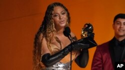 Foto Achiv: Beyonce aksepte pri pou meye mizik dans / elektwonik pandan 65em seremoni remiz pri Grammy yo, 5 Fevriye 2023.