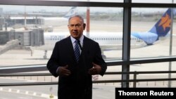 នាយក​រដ្ឋមន្រ្តី​អ៊ីស្រាអែល​លោក Benjamin Netanyahu ត្រៀម​ថ្លែង​សុន្ទរកថា នៅ​ឯ​អាកាស​យានដ្ឋាន​អន្តរជាតិ Ben Gurion ក្នុង​ទីក្រុង Lod នៃ​ប្រទេស​អ៊ីស្រាអែល។