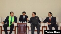 지난 6일 북한을 방문한 방문 중인 안토니오 이노키 일본 참의원(왼쪽)이 북한 장성택 국방위원회 부위원장(가운데)과 일본 체육기관 대표단을 만났다.