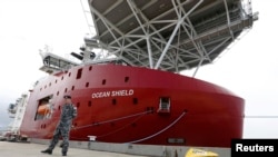 FILE - A U.S. Navy Supervisor of Salvage and Diving (SUPSALV) towed pinger locator (R) is pictured on a dock at HMAS Stirling naval base near Perth, March 30, 2014.