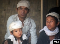 Para remaja Baduy Dalam mendengarkan penjelasan mengenai pentingnya vaksinasi Covid-19 dari Menteri Kesehatan Republik Indonesia saat acara Vaksinasi Peduli Baduy pada 14-15 Oktober 2021 di Ciboleger, Banten. (VOA/ Indra Yoga)