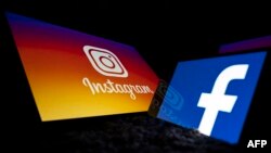 แฟ้มภาพ - ภาพที่ถ่ายเมื่อ 5 ต.ค. 2020 เผยโลโก้ของสื่อสังคมออนไลน์เฟซบุ๊กและอินสตาแกรมที่แทบเล็ตและสมาร์ทโฟน ในฝรั่งเศส (เอเอฟพี)