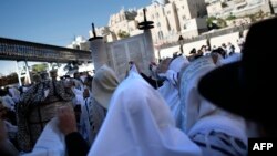 Ummat Yahudi melakukan doa di Western Wall, kota tua Yerusalem (foto: dok).
