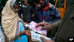 Traders transact at a wholesale vegetable market in Bangalore, India, Dec. 30, 2016. India yanked most of its currency bills from circulation without warning, delivering a jolt to the country's high-performing economy.