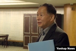 미국과 북한의 비공개접촉이 진행 중인 22일 말레이시아 쿠알라룸푸르의 한 호텔에서 취재진과 만난 북한 한성렬 외무성 부상.