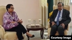 Menlu Retno Marsudi (kiri) dalam pertemuan dengan Menlu Bangladesh Abul Hassan Mahmud Ali di Dhaka, Selasa 5/9 (Foto courtesy: Kementerian Luar Negeri RI). 