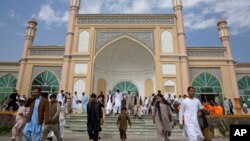 Jemaah meninggalkan masjid Eid Gah setelah sholat Idul Fitri di Kabul, Afghanistan, Jumat (17/7).