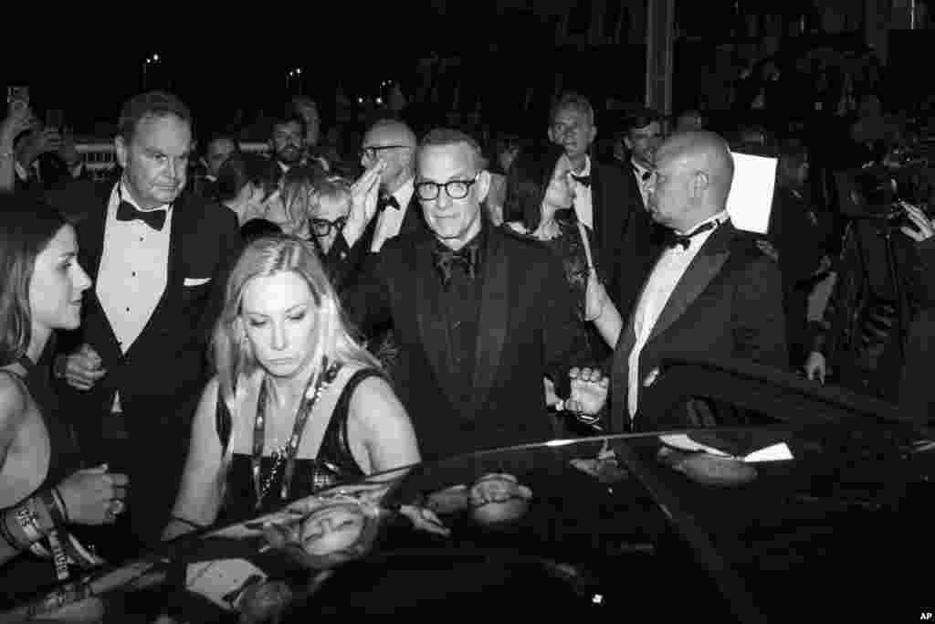 تام هنکس در نمایش فیلم &laquo;الویس&raquo; در جشنواره کن (۴ خرداد ۱۴۰۱)