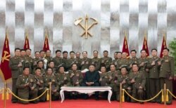 김정은 북한 국무위원장은 26일 노동당 중앙위원회 본부청사에서 한국 전쟁 정전협정 체결일을 일컫는 이른바 ‘조국해방전쟁 승리의 날’ 67주년 기념행사에 참석해 군부 등 주요 간부들에게 기념권총을 수여했다고 북한 관영 매체들이 전했다.