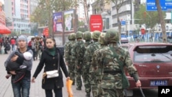 在乌鲁木齐市街头值勤的武警