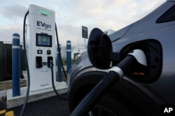 미국 디트로이트 시내에서 전기자동차를 충전하고 있다. (자료사진)