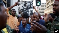 Un militant chante lors de manifestation contre l'ANC à Johannesburg, Afrique du sud, le 5 septembre 2016.