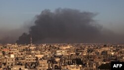 ILUSTRASI - Asap mengepul di atas Khan Yunis di Jalur Gaza selatan selama pemboman Israel, di tengah pertempuran yang sedang berlangsung antara Israel dan kelompok militan Palestina Hamas, 10 Januari 2024. (AFP)