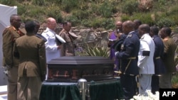 Anggota Angkatan Bersenjata Afrika Selatan menjaga pemakaman Nelson Mandela. 