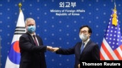 스티븐 비건 미국 국무부 부장관 겸 대북특별대표와 이도훈 한국 한반도평화교섭본부장이 9일 서울 외교부 청사에서 회담에 앞서 인사를 나누고 있다.