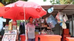 អ្នកស្រី​អ៊ិន សុភា​ វ័យ​៥៩ឆ្នាំ ជា​ម្តាយ​របស់​អ្នកស្រី​អ៊ិន រដ្ឋា។ អ្នកស្រី​បាន​ប្រាប់​វីអូអេ​ថា អ្នកស្រី​ចង់​ឲ្យ​ស្ថាប័ន​ពាក់ព័ន្ធ​ជួយ​ធ្វើ​យ៉ាងណា​ការពារ​ការងារ​កូន​របស់​អ្នកស្រី។ (ផន បុប្ផា/VOA)