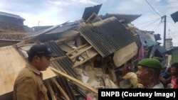 Foto dirilis Badan Nasional Penanggulangan Bencana (BNPB) memperlihat rumah-rumah warga di Provinsi Banten dan Jawa Barat yang rusak akibat gempa 6,1 SR, Selasa 23 Januari 2018.