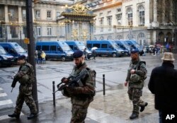 French soldiers patrol outside the Paris hall of Justice, March 30, 2016, while Frenchman Reda Kriket is being questioned by a magistrate who is expected to file preliminary terrorism charges.