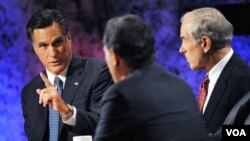 Tiga kontestan terkuat dari hasil kaukus di Iowa, dari kiri: Mitt Romney, Rick Santorum (membelakangi kamera) dan Ron Paul dalam acara debat di Dartmouth College, New Hampshire.