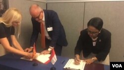Penandatanganan perjanjian kerja sama Montenegro-RI oleh Menlu Montenegro Srdan Darmanovic dan Menlu RI Retno Marsudi di New York Kamis 21/9 (VOA/Made Yoni). 