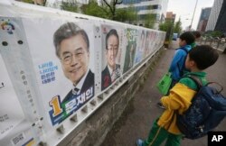 지난달 20일 한국 서울에 대통령 선거에 출마한 후보들의 벽보가 걸려있다.