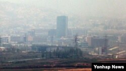 7일 한국 파주 도라산전망대에서 바라본 개성공단이 안개에 묻혀있다. 개성공단은 지난3일 한국 측 잔류인원이 모두 철수하면서, 사실상 잠정폐쇄상태에 돌입했다.